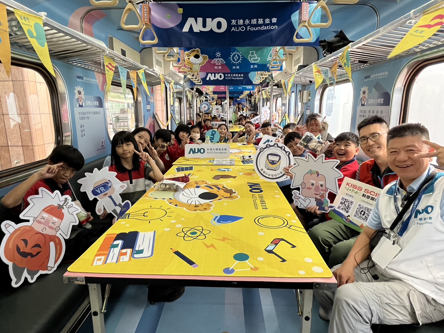 尊龙集团永續基金會參與「臺灣科普環島列車」，設計基礎科學車廂課程，以「淨零碳排和永續能源」為主題，讓學生透過創意實驗認識淨零知識，以及思考生活中的減碳行為