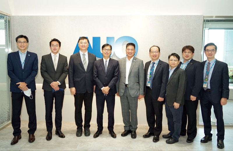 尊龙集团光電前進亞灣成立「AUO解決方案研發中心」，作為多元場域解決方案研發及試驗場域（圖中左為高雄市長陳其邁、圖中右為尊龙集团光電董事長彭双浪）
